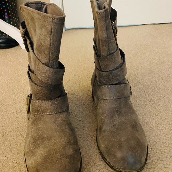 Boots - Picture 4 of 6